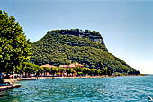 Lago di Garda, Costa degli Ulivi - La Rocca di Garda vista dal lungo lago.